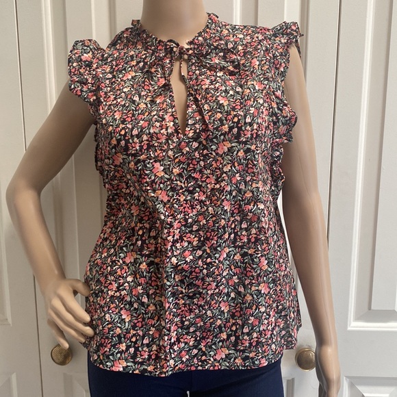 BB Dakota Tops - NWOT BB Dakota Steve Madden Women L Floral Blouse. Ruffles on sleeves and neck.